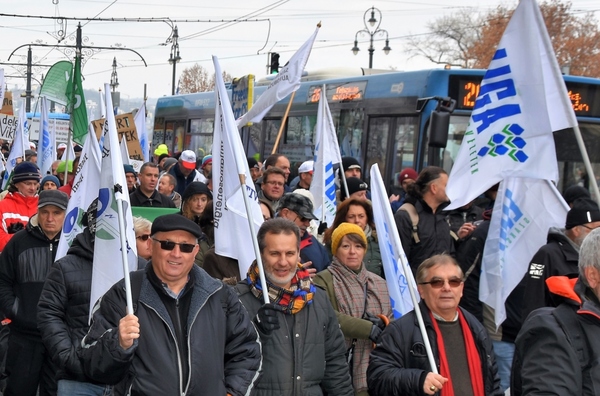 A szociális partnerek figyelmen kívül hagyása a munkavállalók kiszolgáltatottságát erősíti